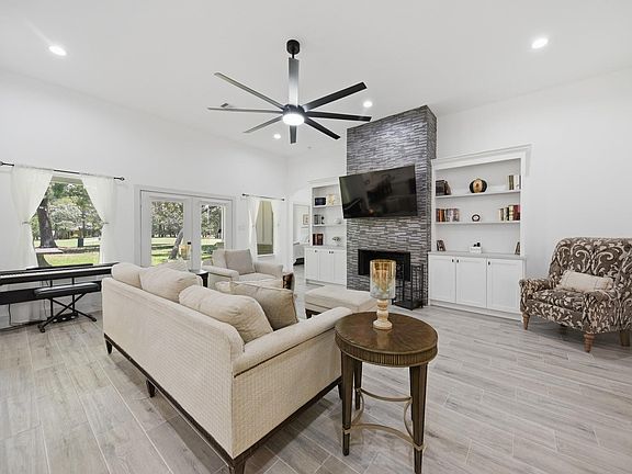 3rd image of 308 Pinehurst Dr