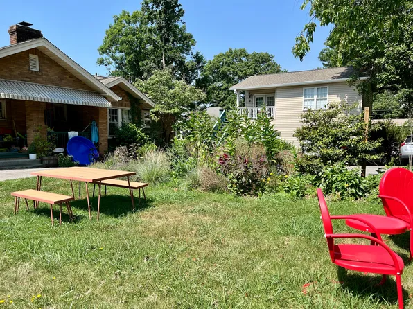 44 N College St, Weaverville, NC 28787