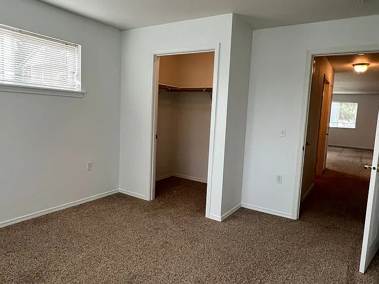 Ellendale Manor Apartments — Photo 12