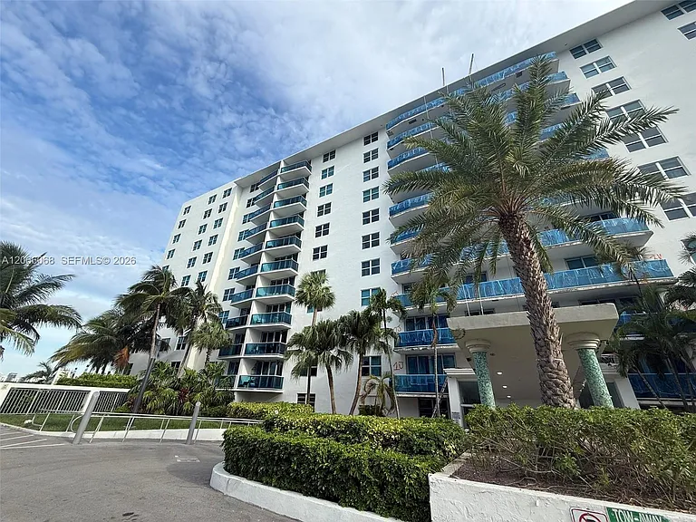 7501 E Treasure Dr #3H — Photo 25