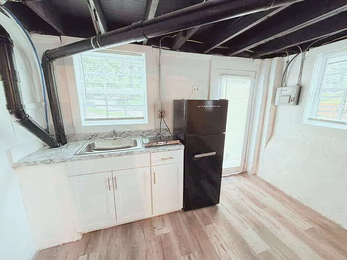 Studio, 1.0 bath, $850 — Photo 3