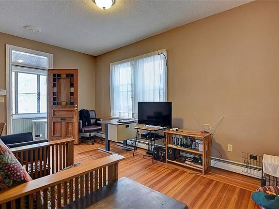 5th image of 207 Pleasant St