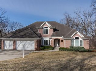 3985 Greystone Dr, Cedar Rapids, IA 52411