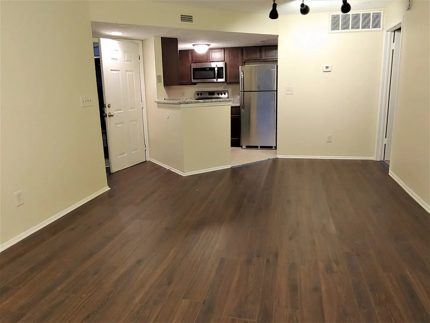 Orlando: 2 Bed/2 Bath, Pond View Condo On 2nd Floor — Photo 4