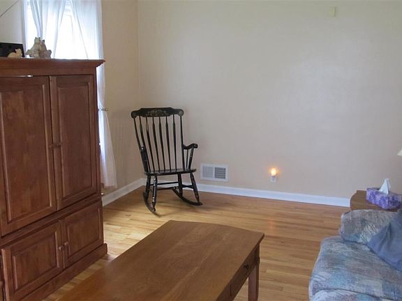 3rd image of 530 W Angela Blvd