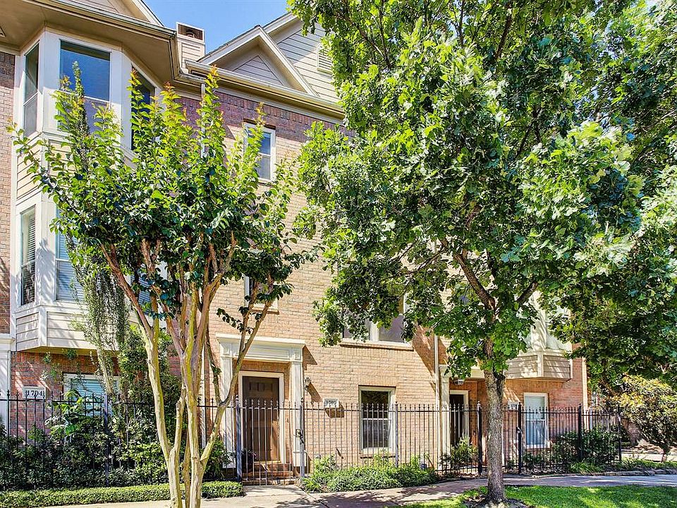 Located between downtown and the medical center and with easy access to 59,45 and 288 freeways make this a perfect location. This one owner townhouse has 3 bedrooms, 3 baths and a 2 car garage. New paint and carpet in April and May 2019. Easy to show