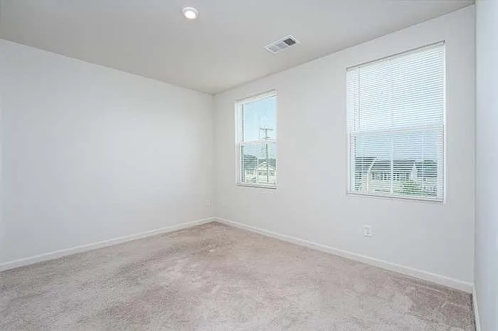 219 Nottingham Ln — Photo 22