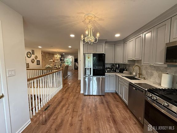 4th image of 386 Waterview Rd