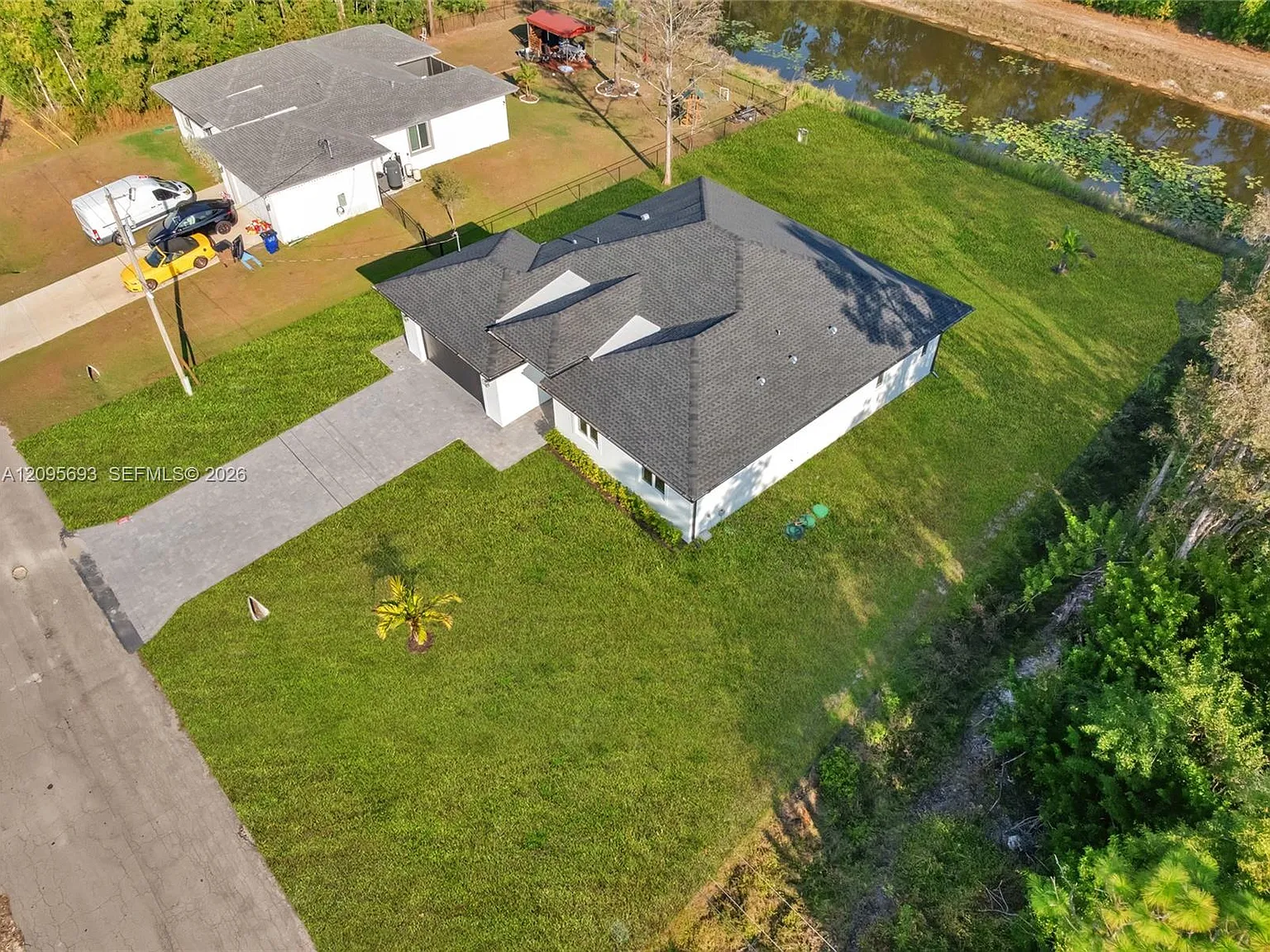 4 bed, 2.5 bath, $2,400 — Photo 2