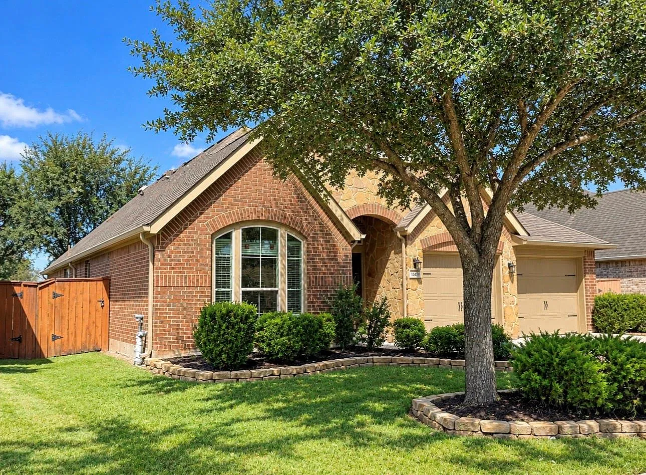 4 bed, 2.0 bath, 2308 sqft, $2,700 — Photo 2