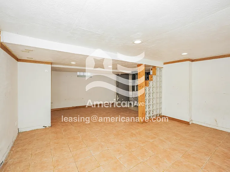 985570_009_family_room_6.jpg
