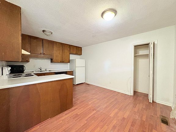 2nd image of 821 1/2 Cherry St