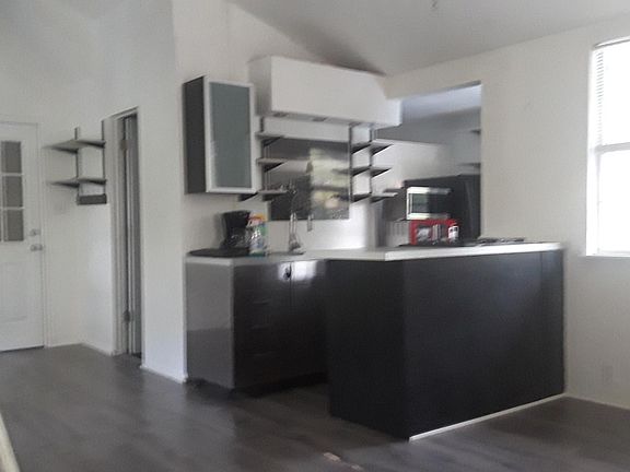 3rd image of 912 E 13th St #1B