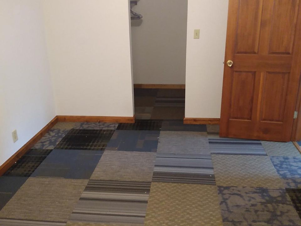 Master Bedroom 10.5'x15' plus walkin closet