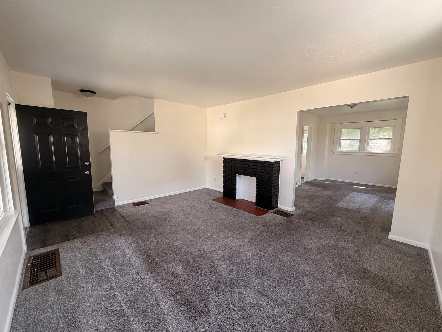 3 bed, 1128 sqft, $1,400 — Photo 1