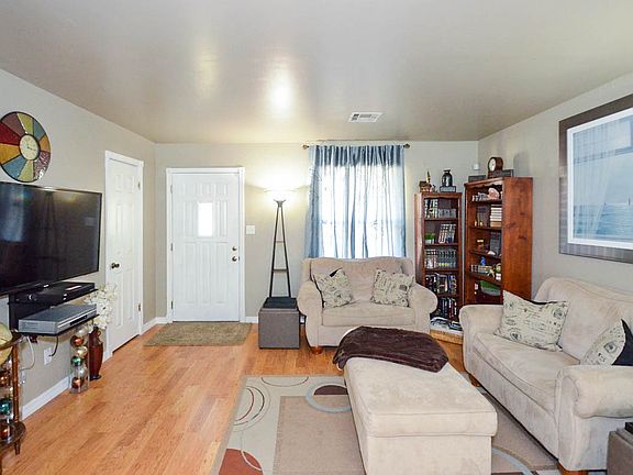 3rd image of 612 Meadowlake Dr