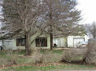 921 Maple St, Cedar Falls, IA 50613