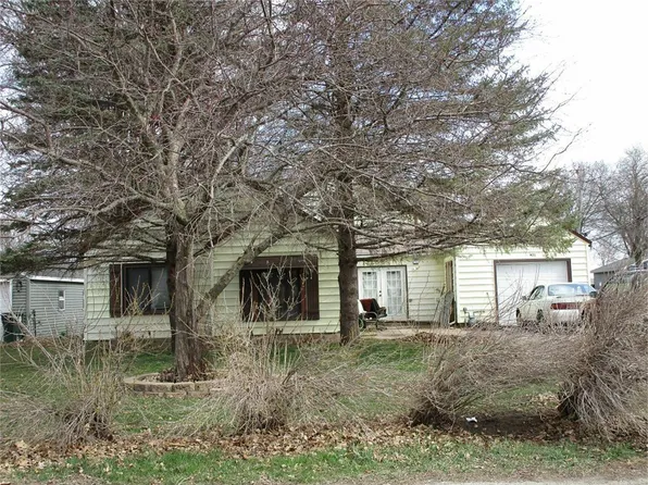 921 Maple St, Cedar Falls, IA 50613