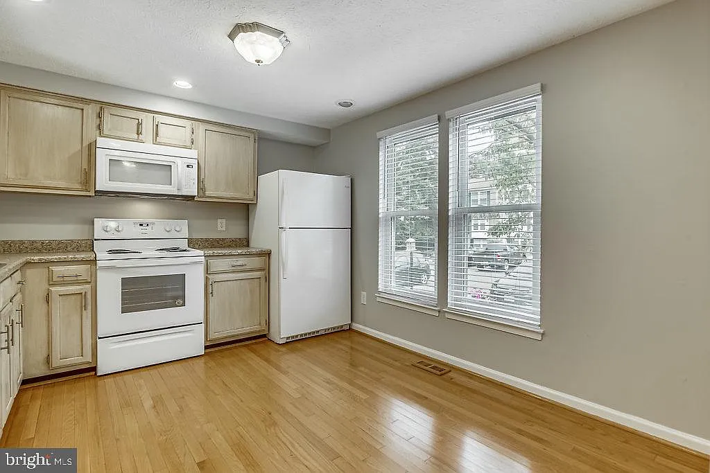 3 bed, 2.5 bath, 1376 sqft, $2,650 — Photo 4