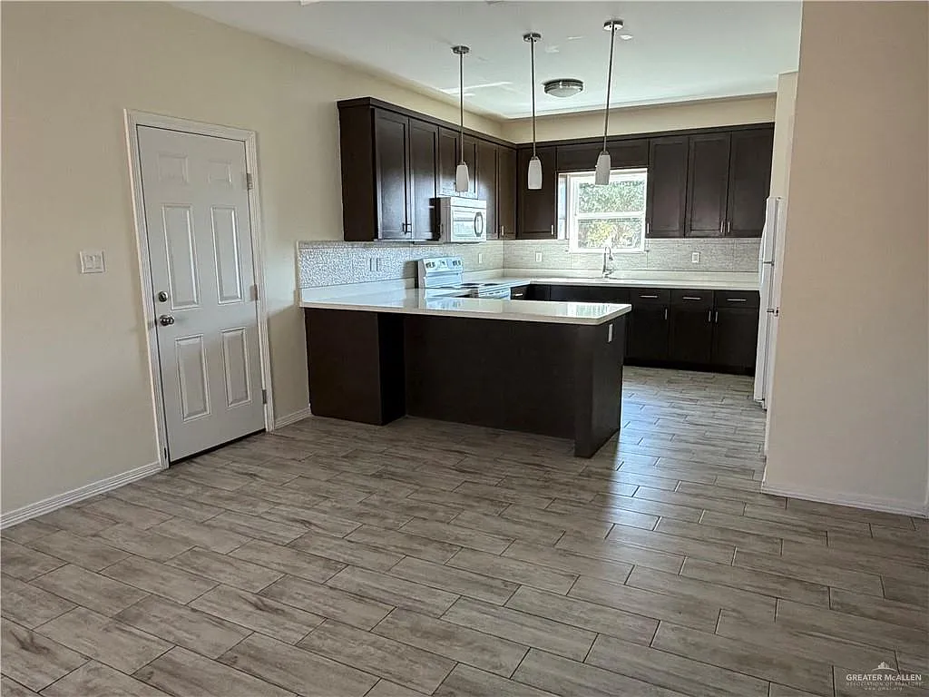 2 bed, 2.0 bath, 910 sqft, $875 — Photo 2