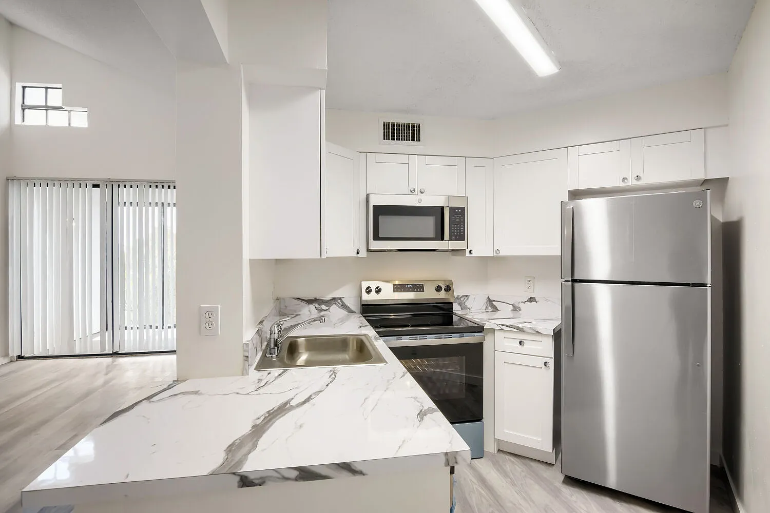 2 bed, 890 sqft, $2,100 — Photo 3