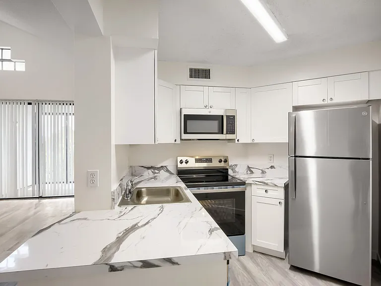 210 Lake Pointe Dr #304 — Photo 3