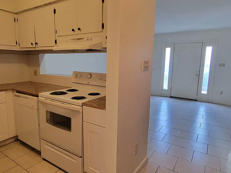 1221 W Hopkins St — Photo 5
