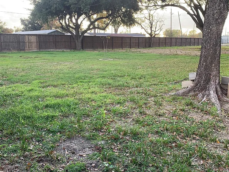7702 Fairview St — Photo 9