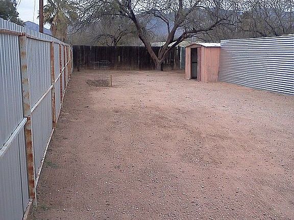 HUGE back yard!  Bring your pets!