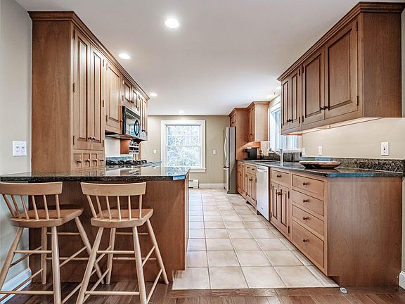 3rd image of 2 Hackmatack Drive
