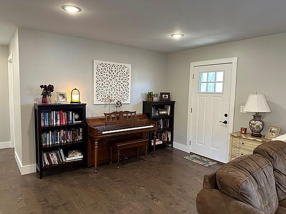4th image of 352 Janice Dr