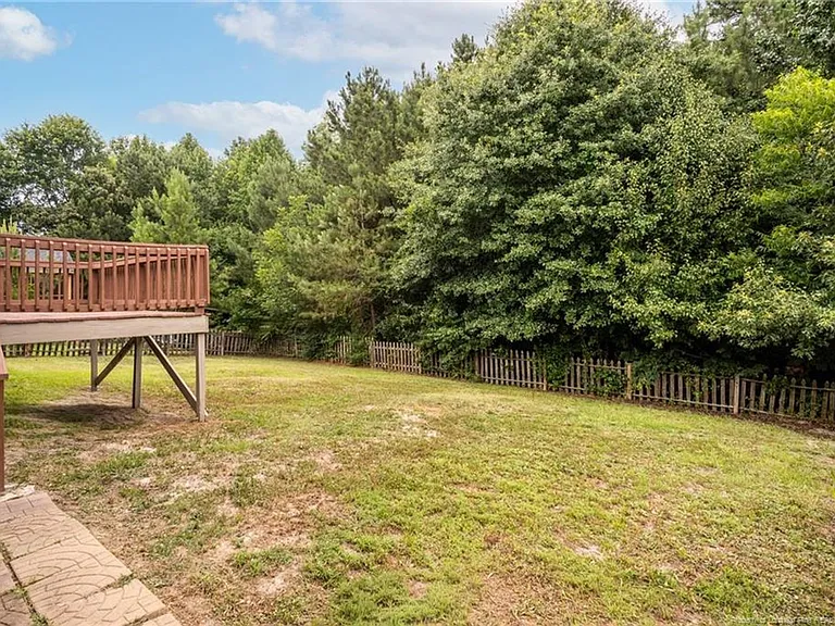 402 Roundtree Dr — Photo 4