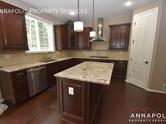 4th image of 402 Saint Martins Choice Ln