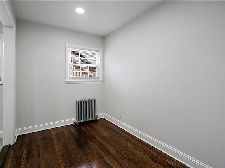 Hilltop Manor Apartments — Photo 17