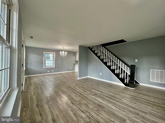 4th image of 1266 W Washington St