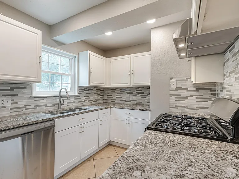 555 Patricia Dr — Photo 12