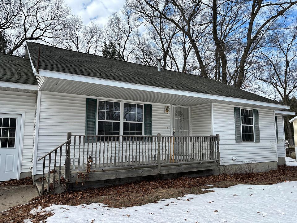 2nd image of 415 Escanaba Ln