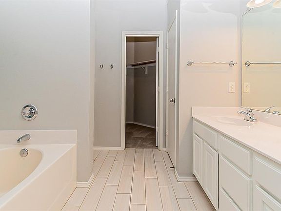 4th image of 10621 Braewood Dr
