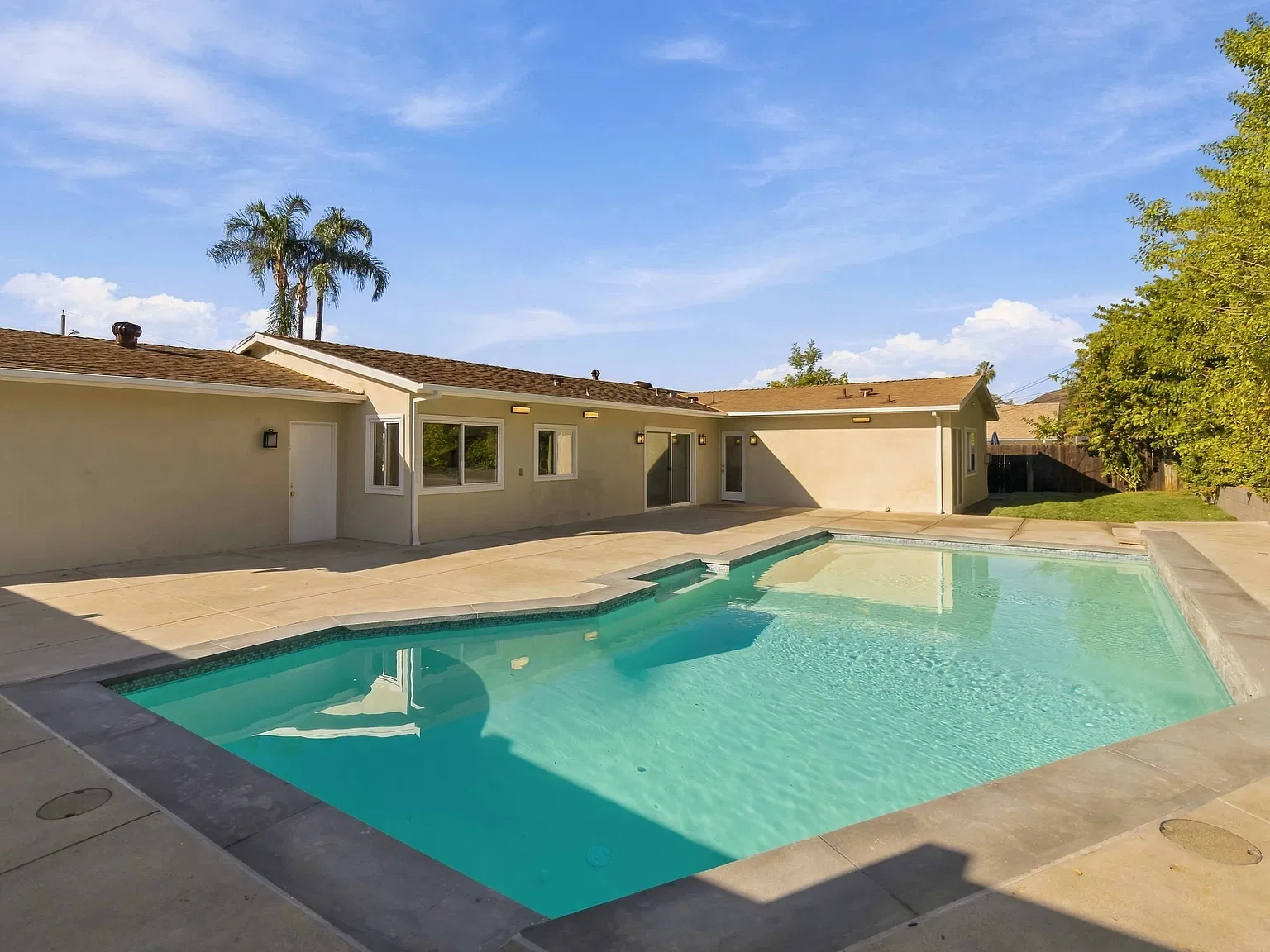 4 bed, 1961 sqft, $6,000 — Photo 2