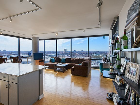 5th image of 860 W Blackhawk St #1102