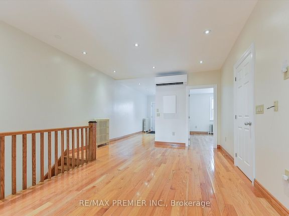 4th image of 1575 Bayview Ave