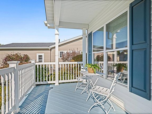 3rd image of 19 Rocking Horse Ln