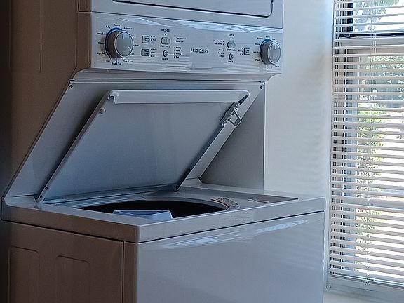 3rd image of 21 Essex Sq