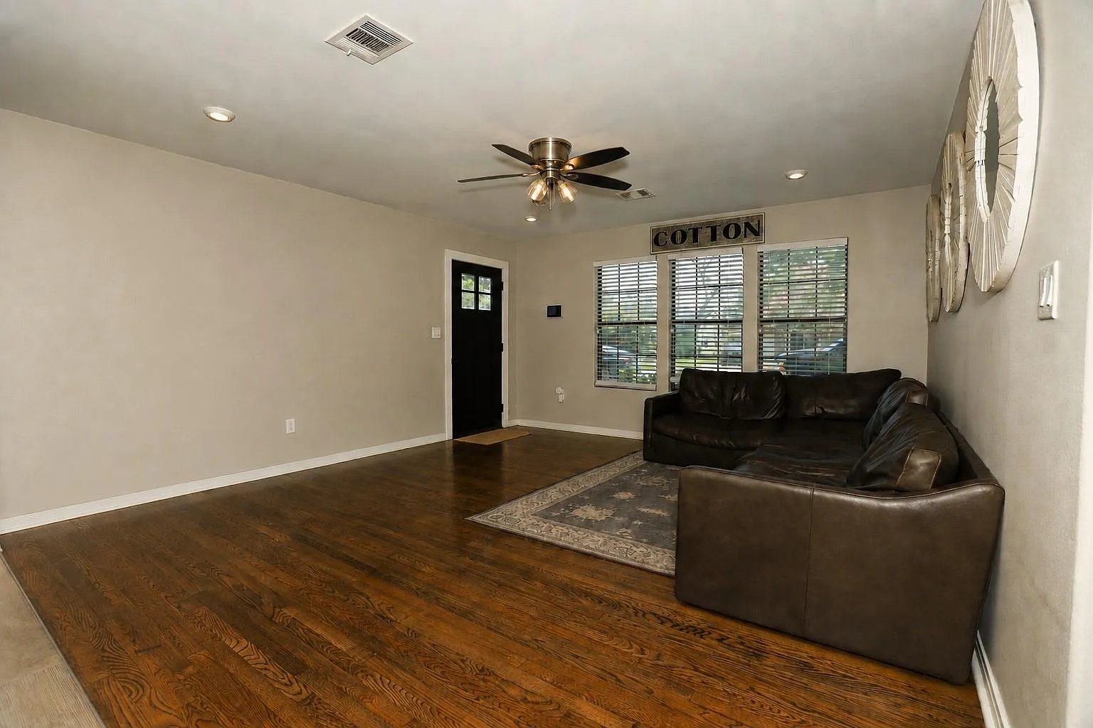 3 bed, 2.0 bath, 1053 sqft, $1,900 — Photo 3