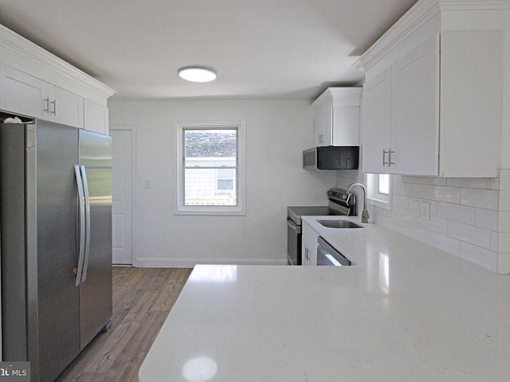 4th image of 410 Anderson Dr