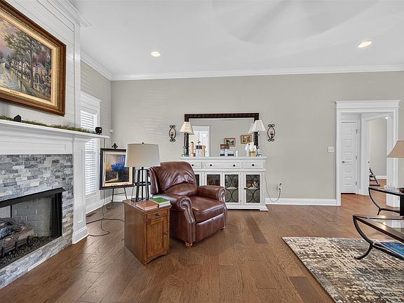 4th image of 8680 Drakes Blvd