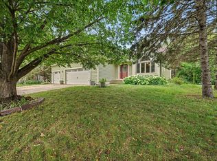 240 Woodridge Ln, Lino Lakes, MN 55014