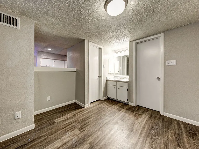 Chimney Park Apartments — Photo 24