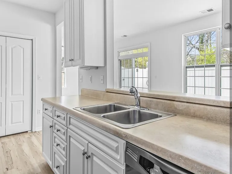 1180 Grace Hill Dr — Photo 4