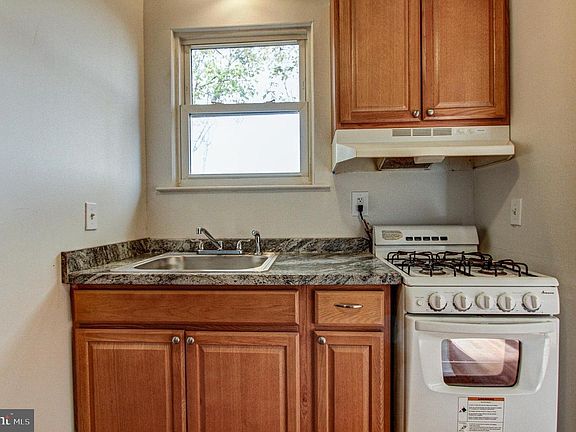 4th image of 826 Shaw Ave